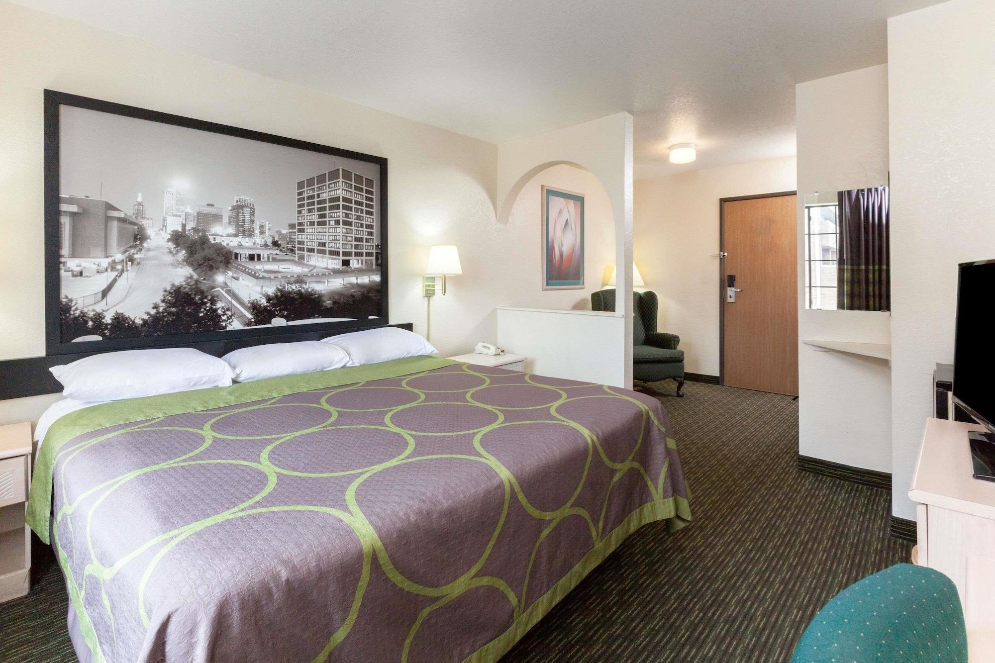 Super 8 By Wyndham Tulsa/Downtown/East Hotel Exterior photo